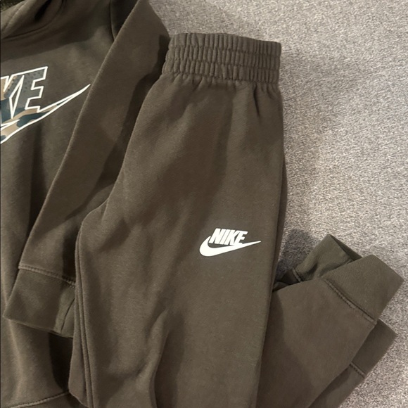 3/$20- Nike set - Picture 3 of 3